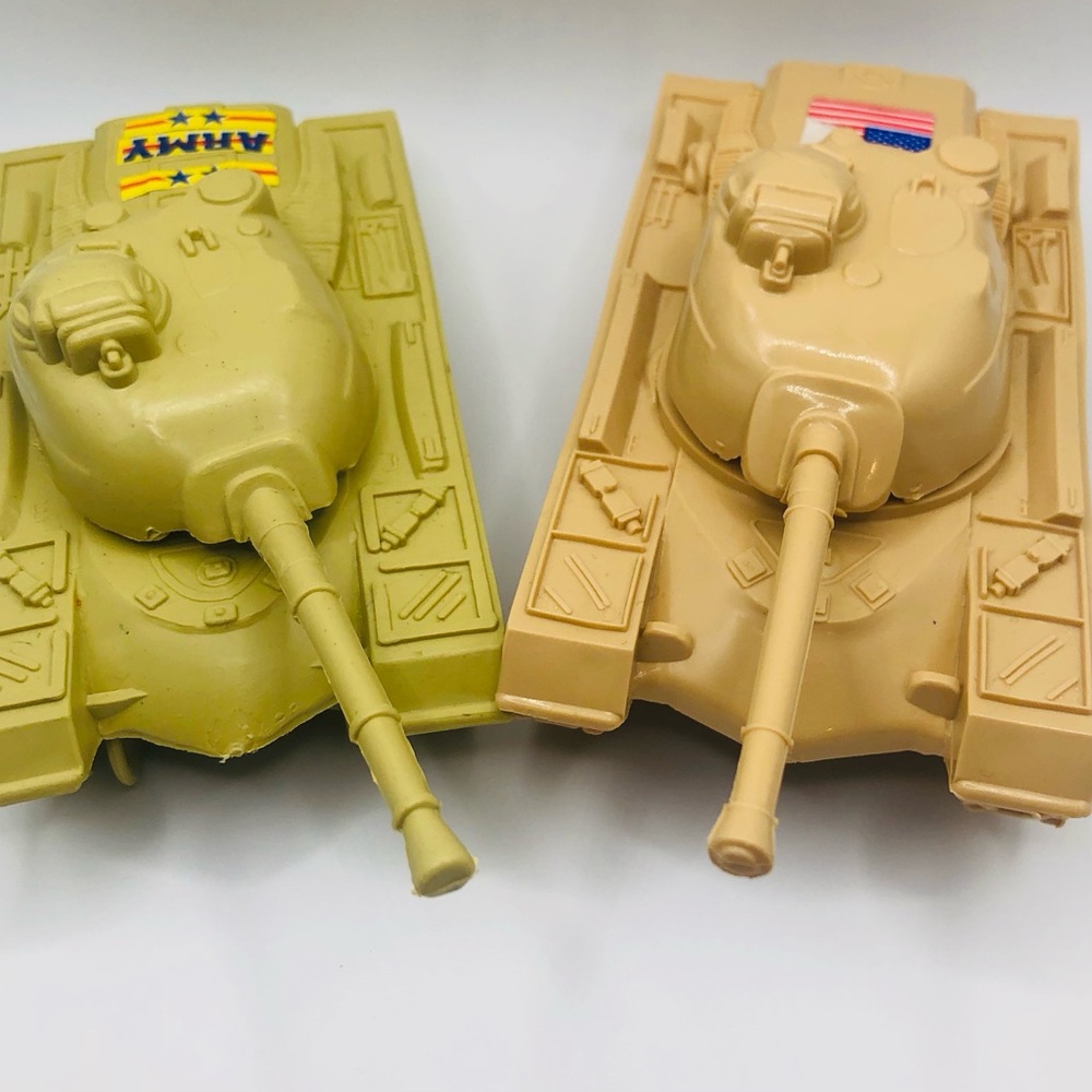 Vintage 90s Army Tanks for Little Green Army Men – Beige Tan Plastic Toy Set 🛻